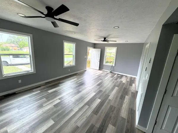 102 & 102 1/2 N West Pl, Salina, KS 67401
