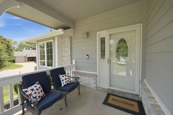 201 N Tanner Trail Ct, Valley Center, KS 67147