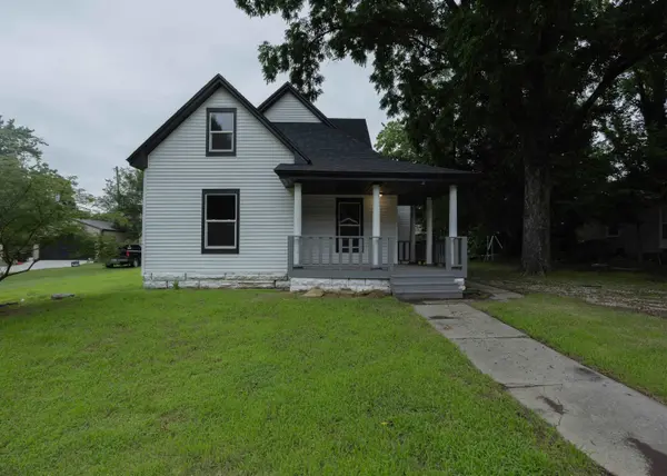 1424 E 1st St, Winfield, KS 67156