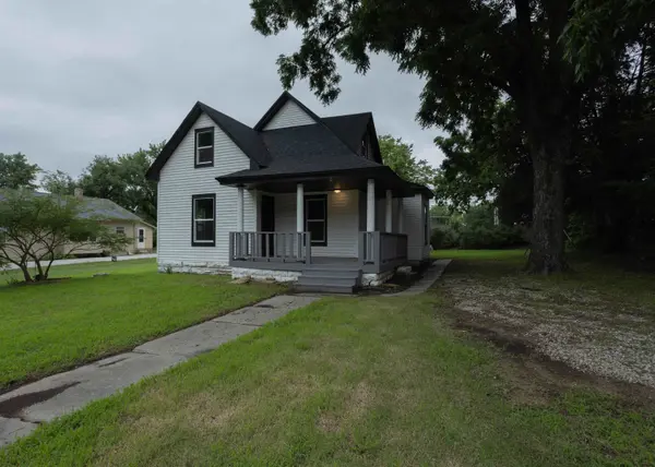 1424 E 1st St, Winfield, KS 67156