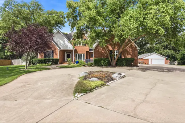 419 N Brook Forest Rd, Derby, KS 67037