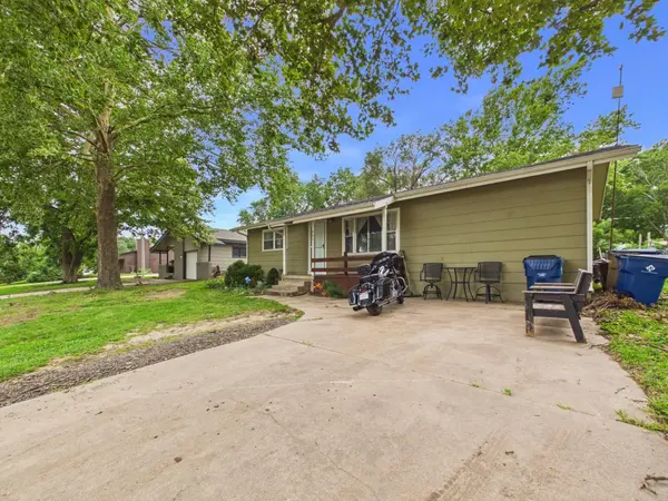 901 N Foulk Dr, Belle Plaine, KS 67013