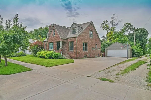 109 E Academy, Hesston, KS 67062