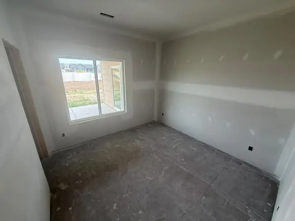 8962 E Joshua St, Bel Aire, KS 67226