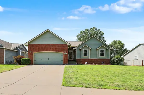 1707 E Oxford Cir, Derby, KS 67037