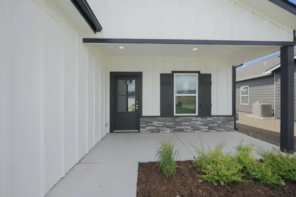 1570 N Emerald Valley Dr, Mulvane, KS 67110