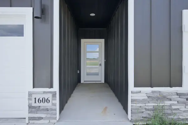 1606 N Topaz Ln, Mulvane, KS 67110