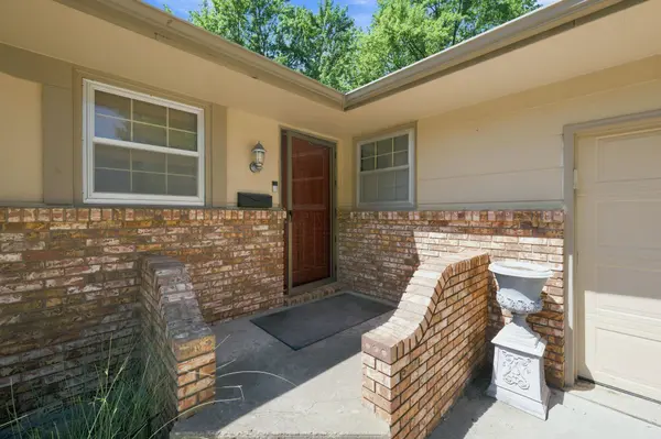 605 N Willow Dr, Derby, KS 67037