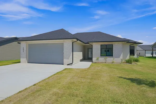 602 Elmwood St, Park City, KS 67147-1124