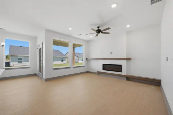 602 Elmwood St, Park City, KS 67147-1124