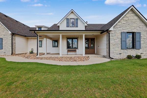 217 N Heritage Rd, Wellington, KS 67152