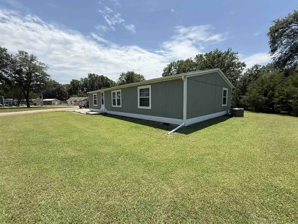521 E Eighth St, Harper, KS 67058