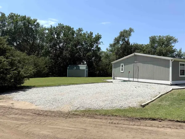 521 E Eighth St, Harper, KS 67058