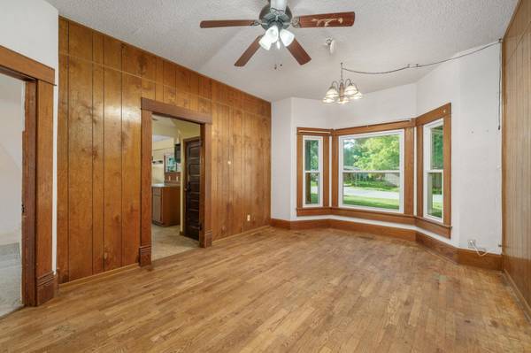 802 N Linden St, Belle Plaine, KS 67013