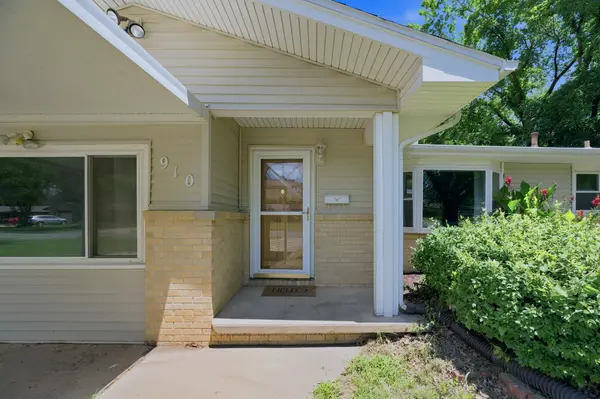 910 N Country Acres Ave, Wichita, KS 67212