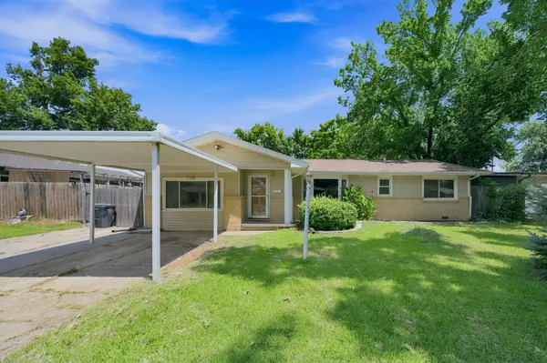 910 N Country Acres Ave, Wichita, KS 67212