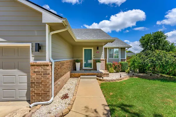 932 E Peach Ct, Haysville, KS 67060