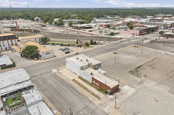 302 N Main St, Newton, KS 67114