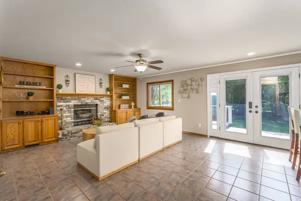 925 S Honeybrook Ln, Derby, KS 67037-3621