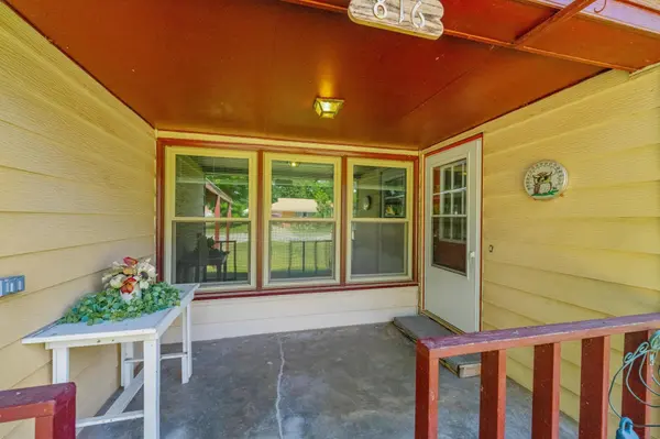 816 N Lincoln, Belle Plaine, KS 67013