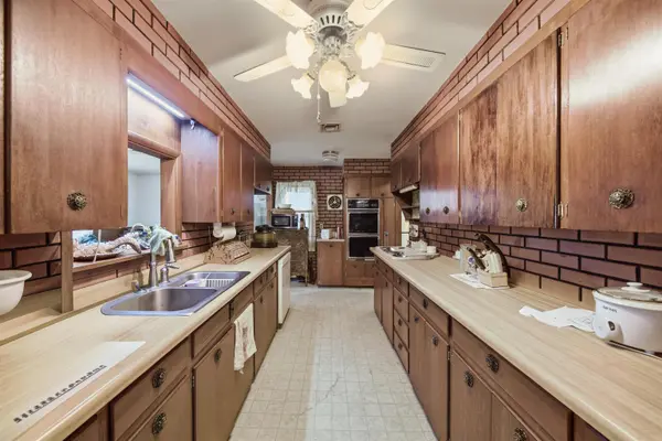 2337 S Crestway Ave, Wichita, KS 67218