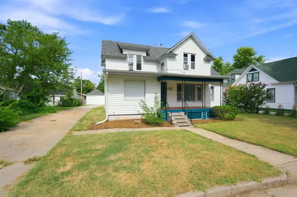 130 S 8th St, Conway Springs, KS 67031