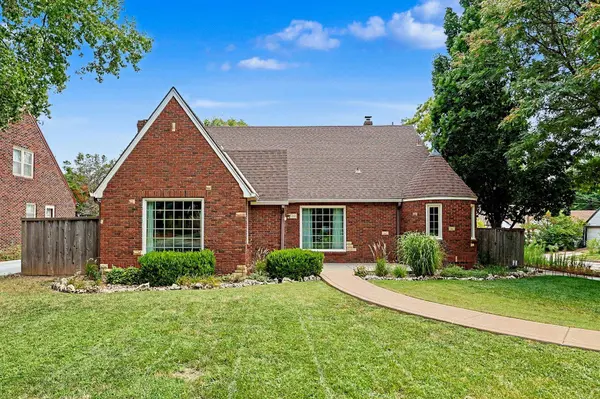 200 N Parkwood Ln, Wichita, KS 67208