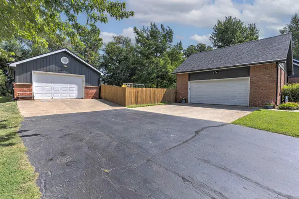 2104 Cedarcrest Ct, Arkansas City, KS 67005