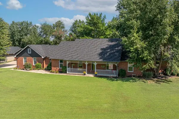 2104 Cedarcrest Ct, Arkansas City, KS 67005
