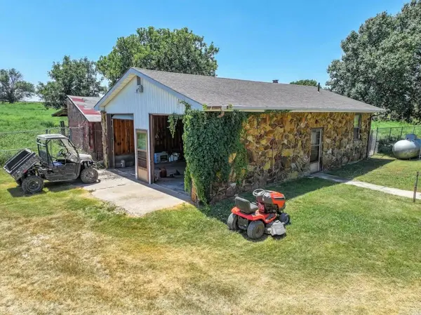 7805 SW 200th St, Douglass, KS 67039
