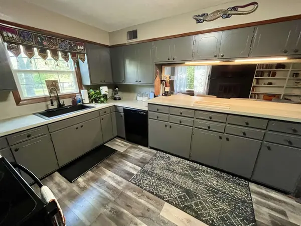301 Willow Rd, Hillsboro, KS 67063