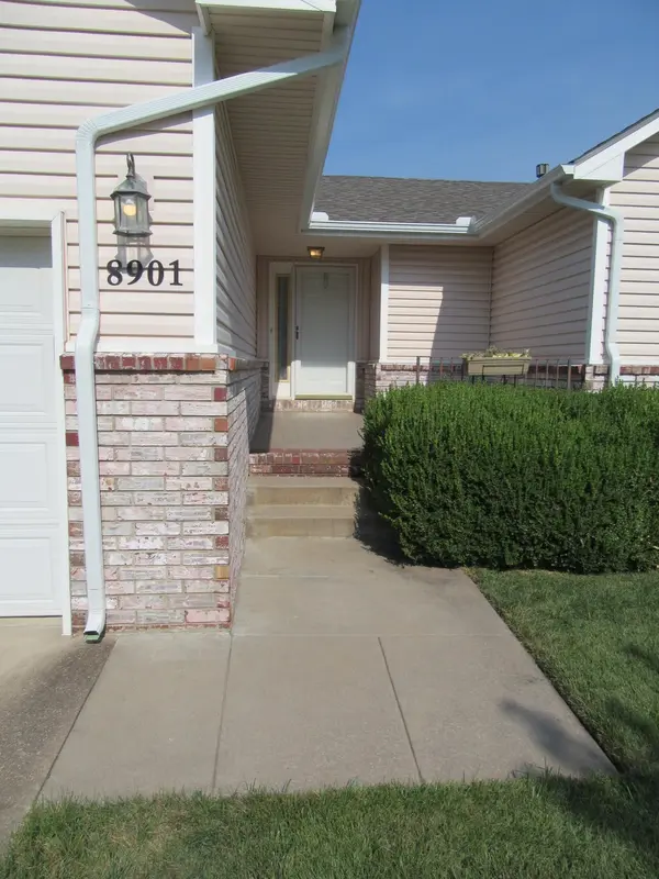 8901 W Meadow Knoll Ct, Wichita, KS 67205