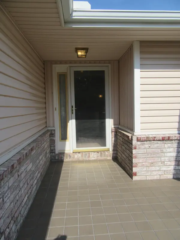 8901 W Meadow Knoll Ct, Wichita, KS 67205