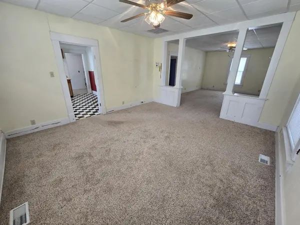 1406 John St, Winfield, KS 67156