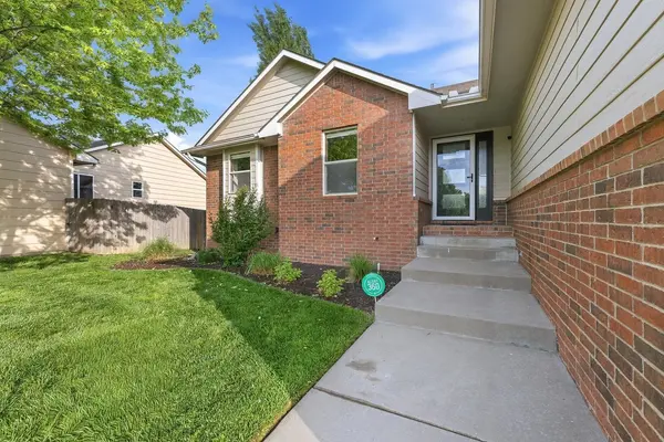 3566 N Lake Ridge Ct, Wichita, KS 67205