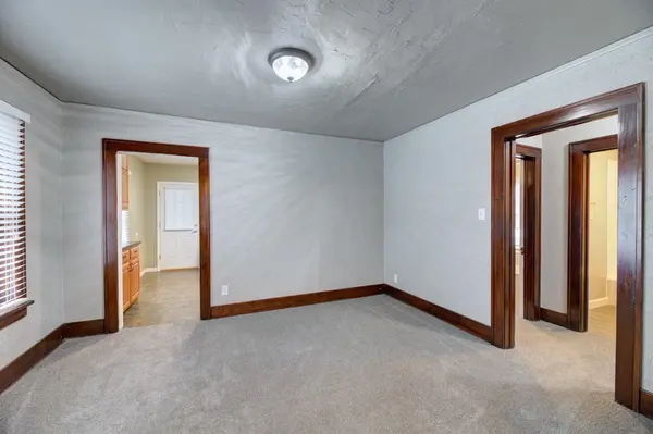 411 W Chestnut Ave., Arkansas City, KS 67005