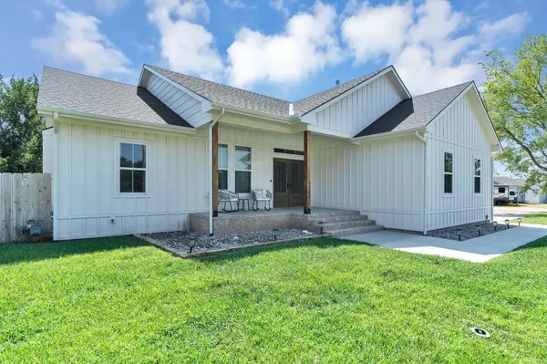 413 S Cranmer St, Conway Springs, KS 67031