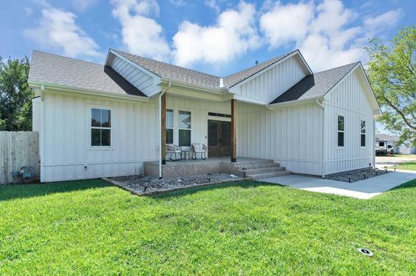 413 S Cranmer St, Conway Springs, KS 67031