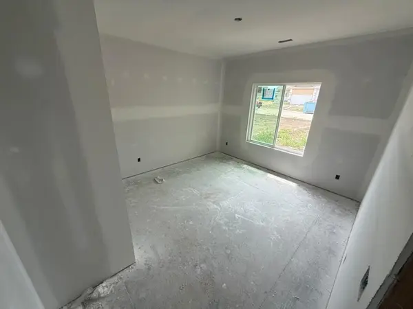 8992 E Joshua St, Bel Aire, KS 67226