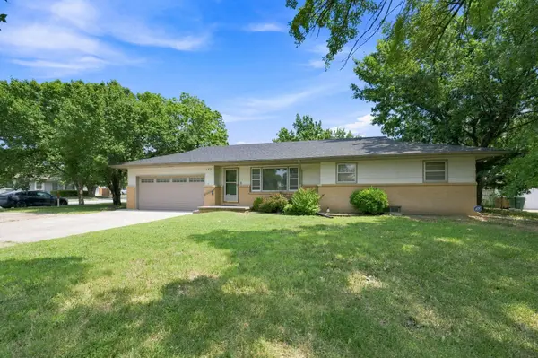 102 S Westview Rd, Andover, KS 67002