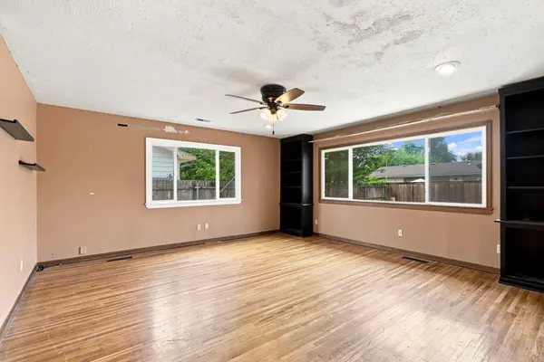 1217 W Dallas St, Wichita, KS 67217