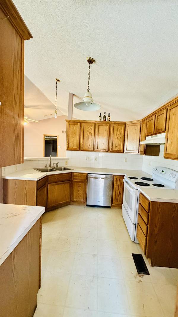 2714 S RAINIER CIR, Wichita, KS 67215