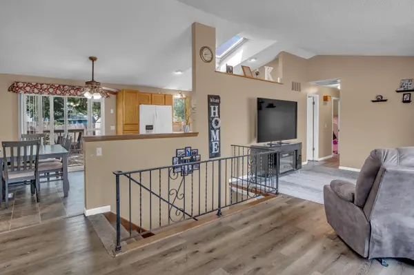 502 Meadowbrook Dr, Newton, KS 67114