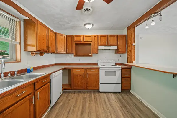 2021 Kenny Ave, Salina, KS 67401