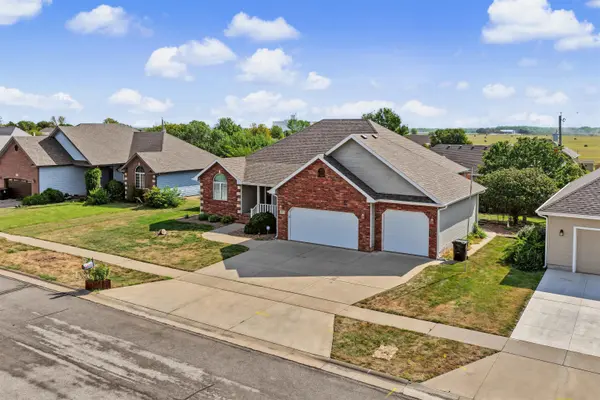 517 Pine Ridge Dr., Salina, KS 67401