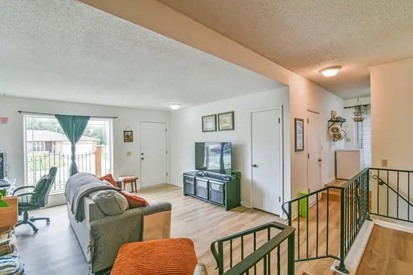 8702-8704 E Longlake Cir, Wichita, KS 67207
