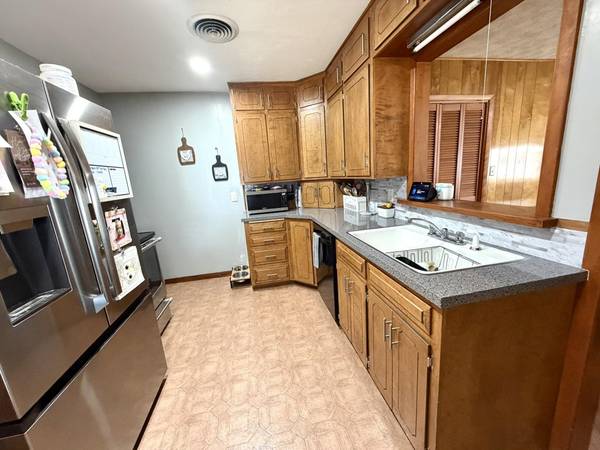 308 Pembroke Ln., Ellinwood, KS 67526