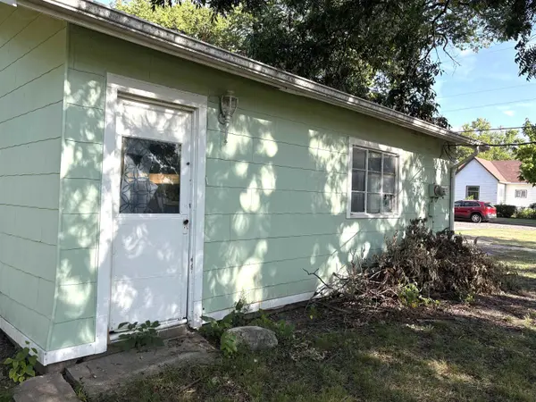 326 E 3rd St, Douglass, KS 67039