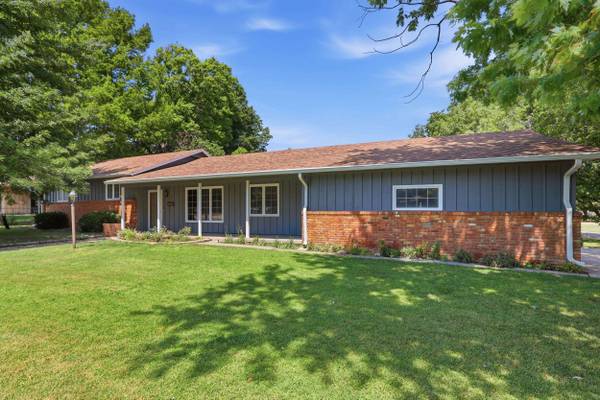 909 Countryside Dr, Mcpherson, KS 67460