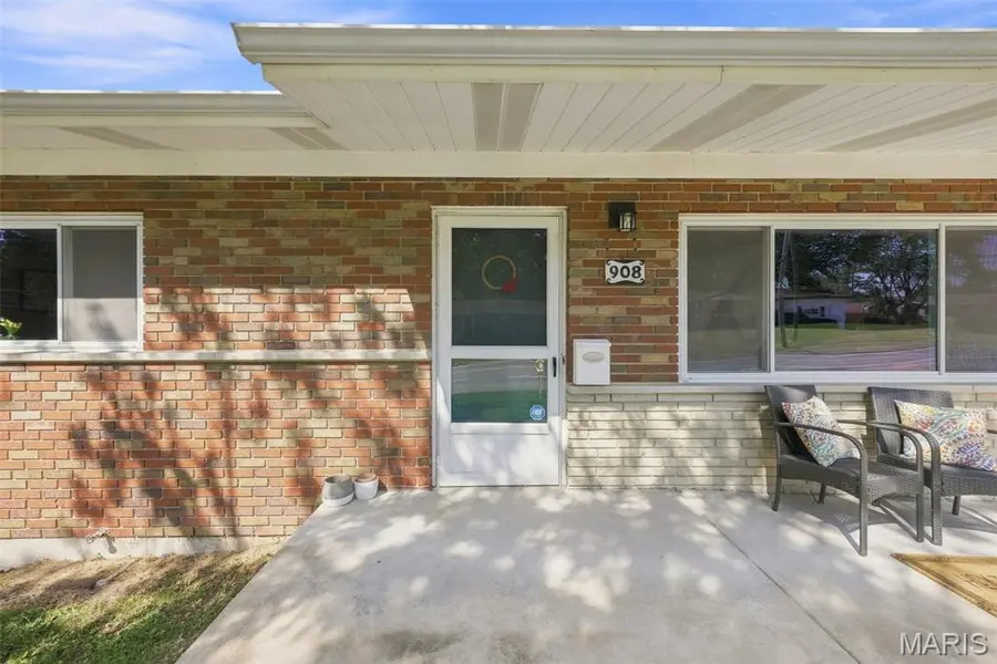 908 Buckley RD, Mehlville, MO 63125